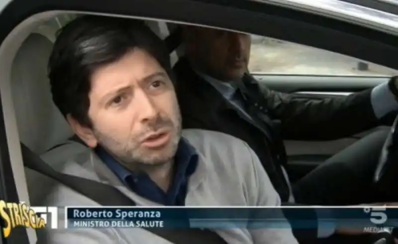 ROBERTO SPERANZA IN AUTO SENZA MASCHERINA