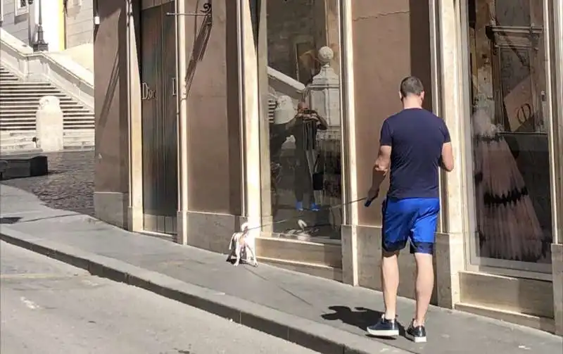 Rocco Casalino passeggia in bermuda in via Condotti con il cagnolino al guinzaglio