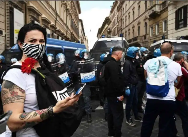 roma   la protesta dell estrema destra a piazza venezia