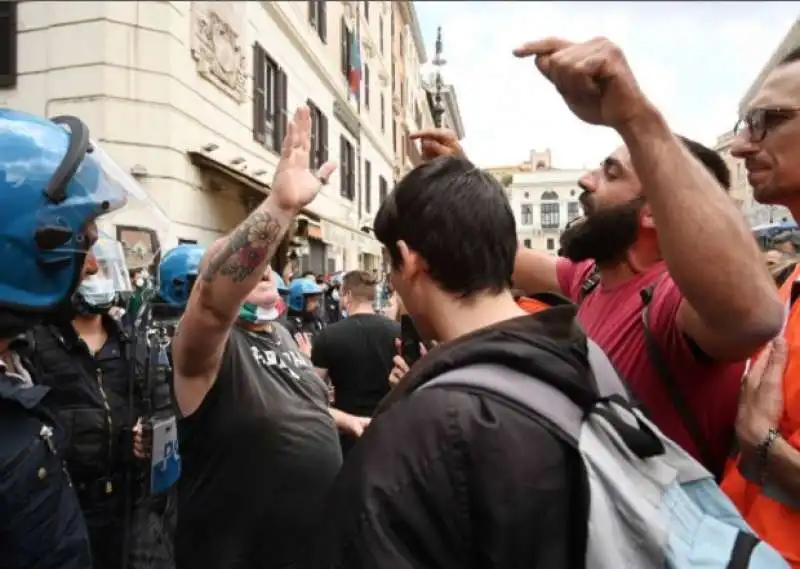 roma   la protesta dell estrema destra a piazza venezia 2