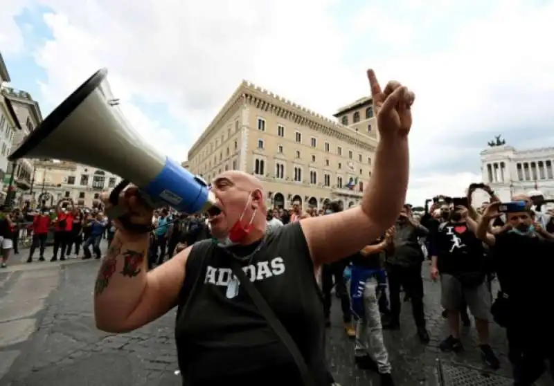 roma   la protesta dell estrema destra a piazza venezia 3