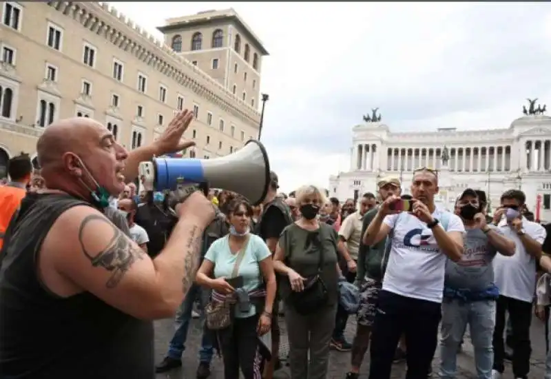 roma   la protesta dell estrema destra a piazza venezia 4