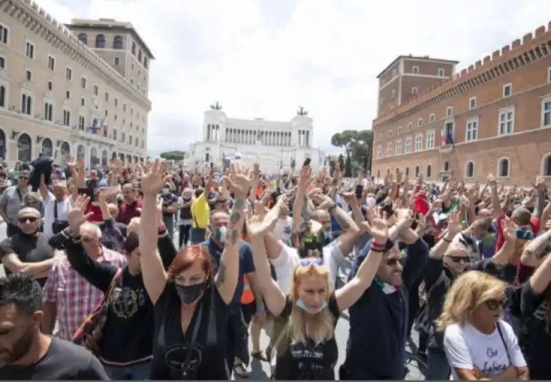 roma   la protesta dell estrema destra a piazza venezia 5