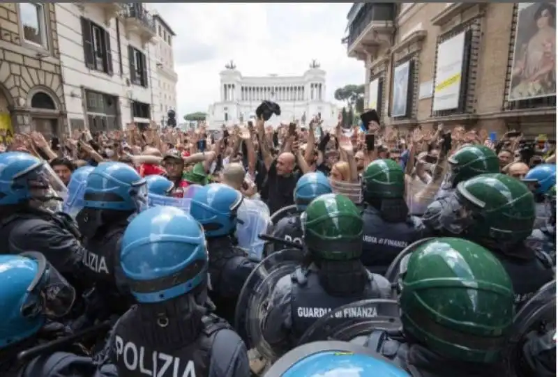 roma   la protesta dell estrema destra a piazza venezia 6