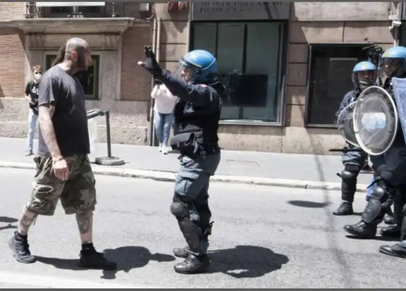 roma   la protesta dell estrema destra a piazza venezia 7