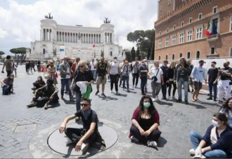 roma   la protesta dell estrema destra a piazza venezia 8