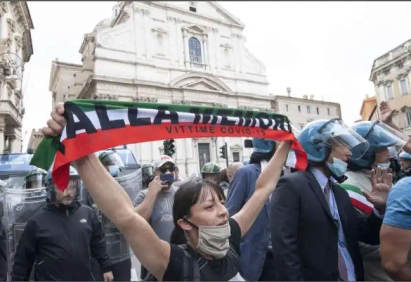 roma   la protesta dell estrema destra a piazza venezia 9