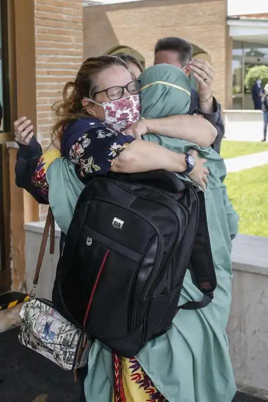 silvia romano abbraccia la madre a ciampino