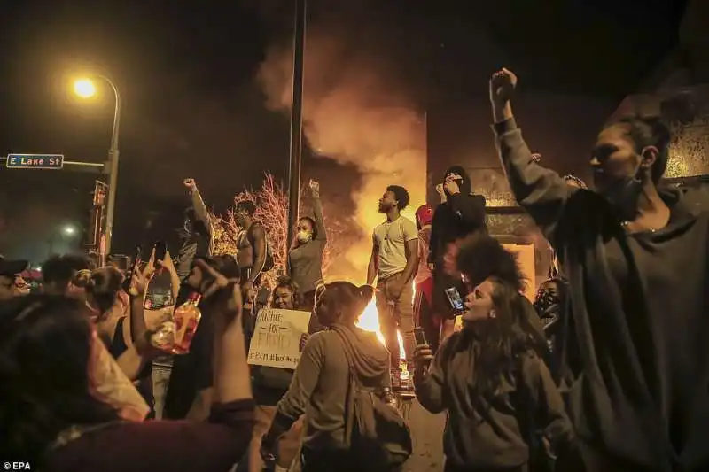 terza notte di proteste a minneapolis