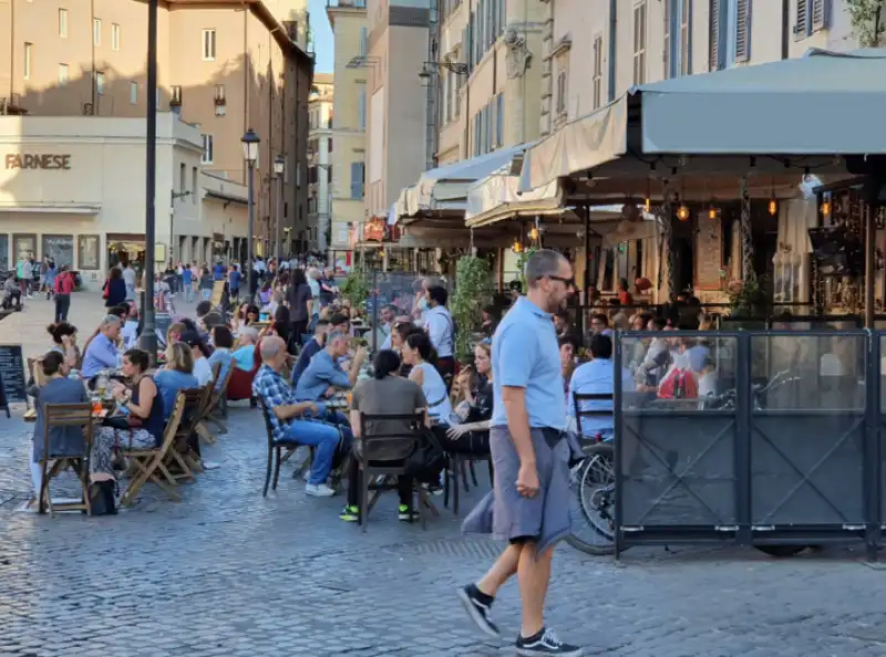 TUTTI ASSEMBRATI PER L'APERITIVO A CAMPO DE' FIORI