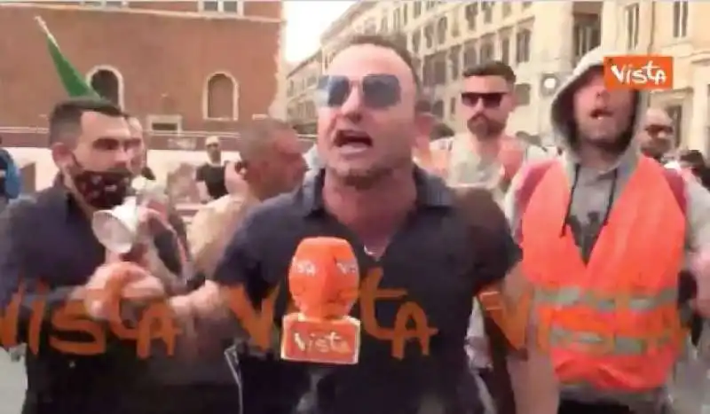 UNO DEI MANIFESTANTI DEI GILET ARANCIONI ACCUSA SALVINI E MELONI