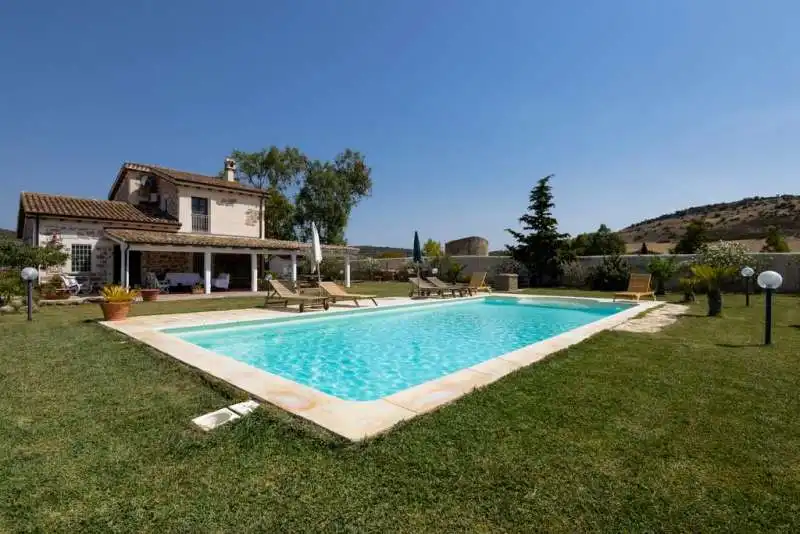 villa con piscina 2