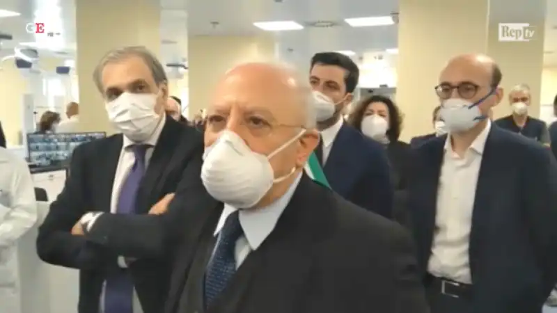 vincenzo de luca in visita all'ospedale covid di boscotrecase 2