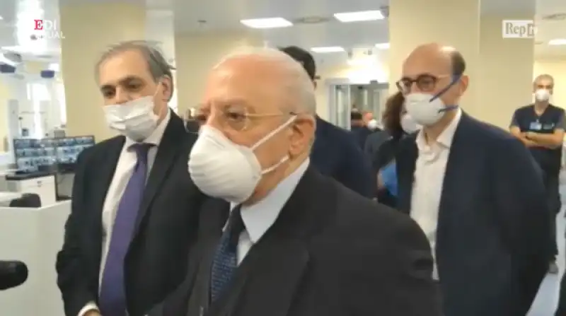 vincenzo de luca in visita all'ospedale covid di boscotrecase 3