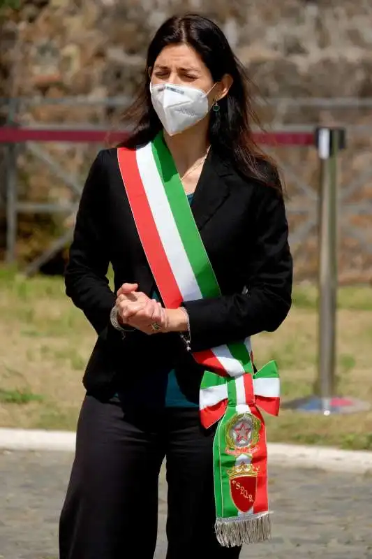 VIRGINIA RAGGI CON LA MASCHERINA