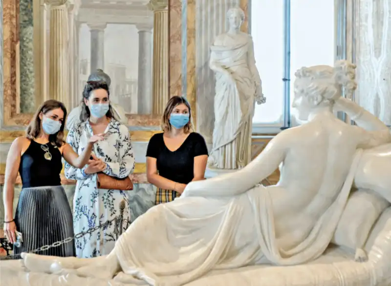 VISITATORI DAVANTI A PAOLINA BONAPARTE ALLA GALLERIA BORGHESE