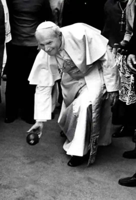 25   papa giovanni paolo ii gioca a bocce   roma 1992  ph barillari