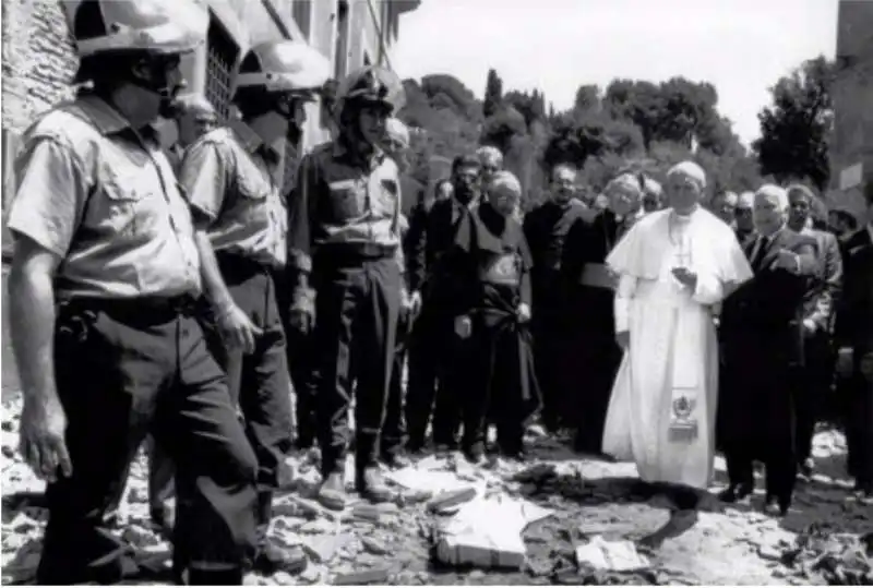 27   giovanni paolo ii e oscar luigi scalfaro a san giorgio in velabro   1993   ph barillari