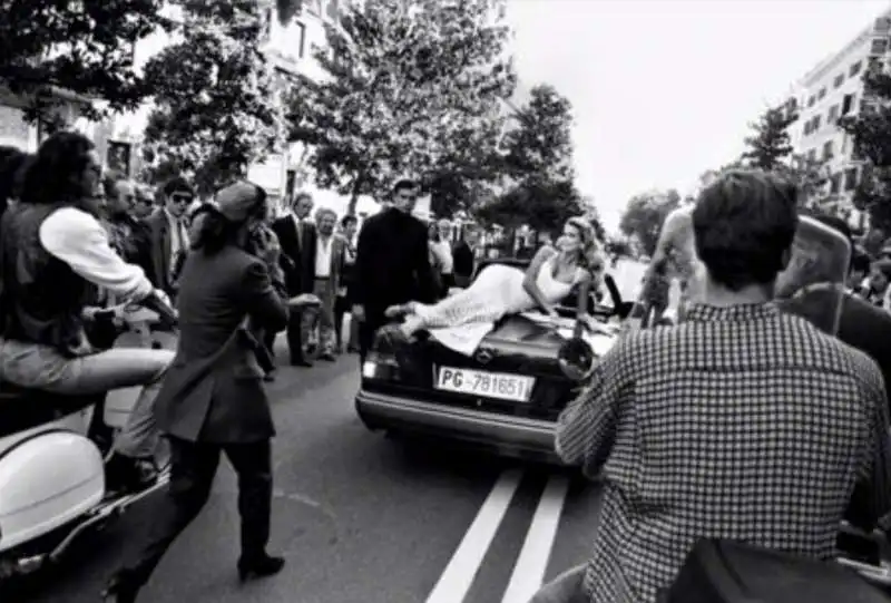 30   claudia schiffer in via veneto   1994   ph barillari