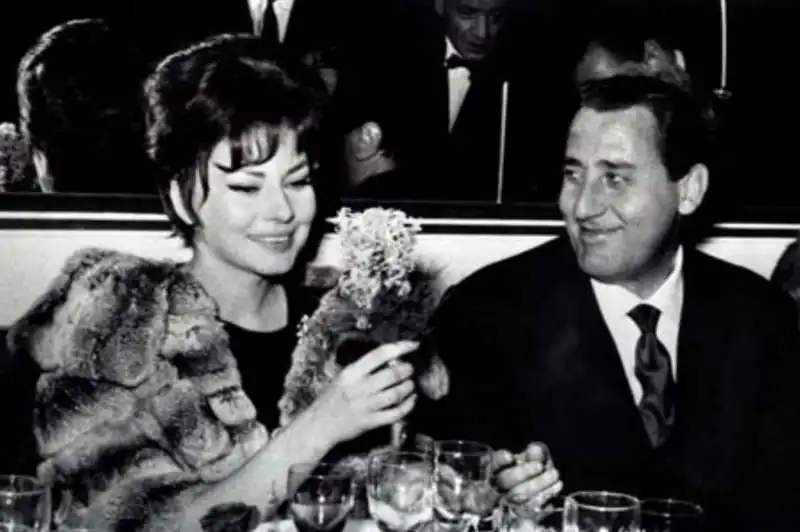 6   la principessa soraya esfandiary bakhtiary e alberto sordi   roma 1965   ph barillari 