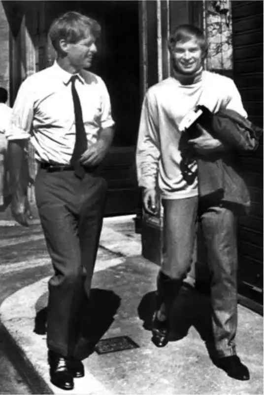 8   robert kennedy e rudolf nureyev in via condotto   roma 1963   ph barillari 