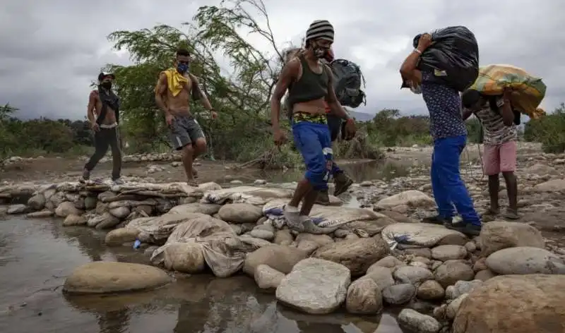 Contrabbandieri attraversano il confine col Venezuela  