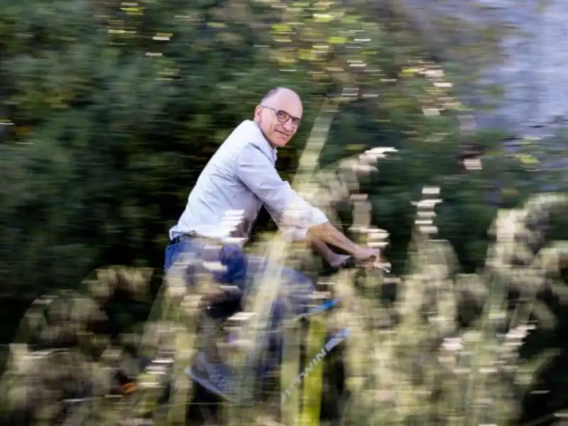 ENRICO LETTA IN BICICLETTA SUL LITORALE PISANO - PH MASSIMO SESTINI