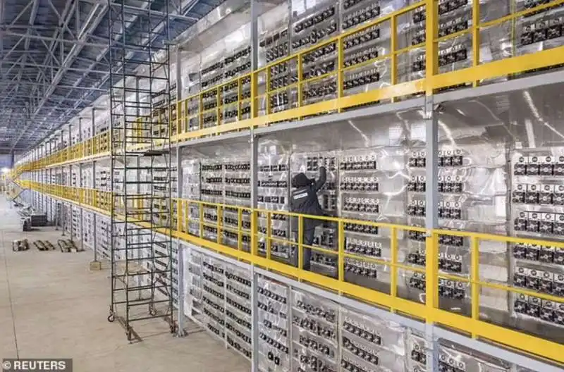 il datacenter di bitriver per minare bitcoin    bratsk, russia .avif