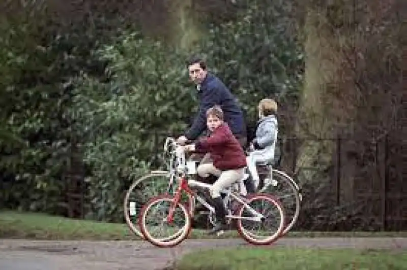 il principe carlo in bici con william e harry 1