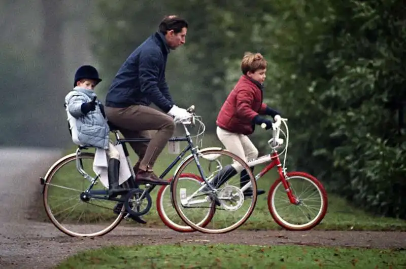 il principe carlo in bici con william e harry 2