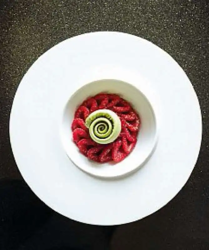 lamponi di campagna e crema fredda al te matcha di alain ducasse