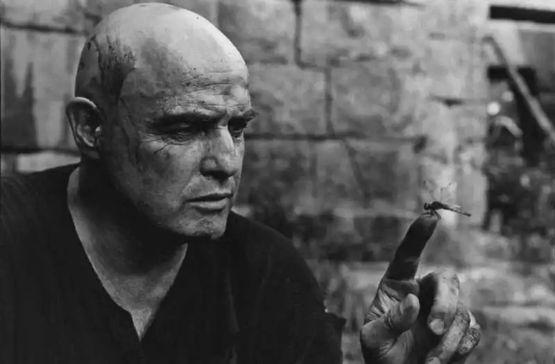 marlon brando interpreta il colonnello kurtz