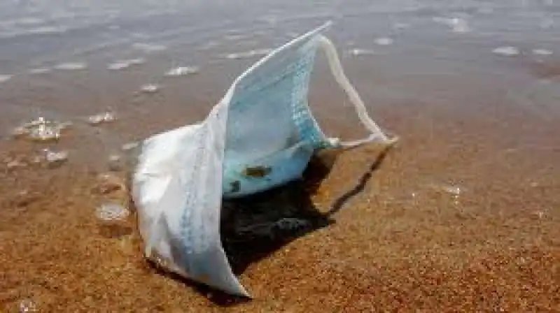 mascherine sulla spiaggia 1