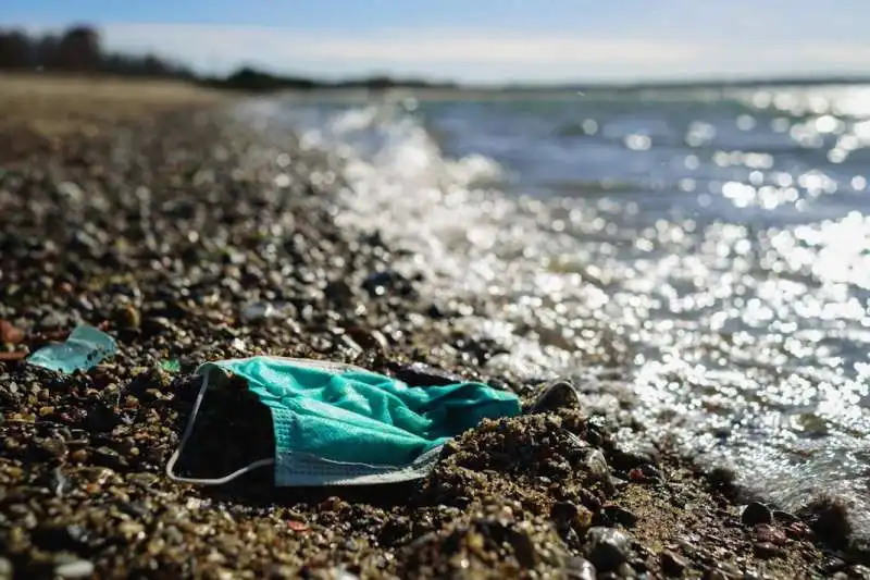 mascherine sulla spiaggia 2