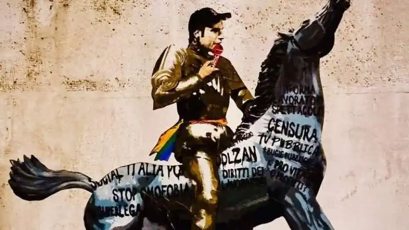 murales con fedez sul cavallo della rai 