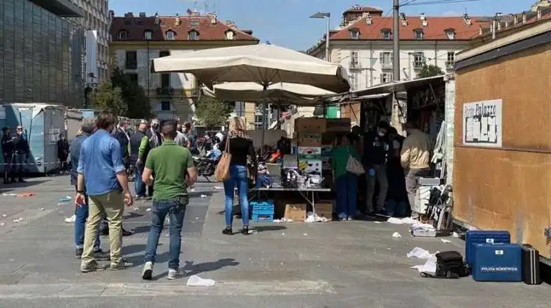 omicidio tra le bancarelle a torino