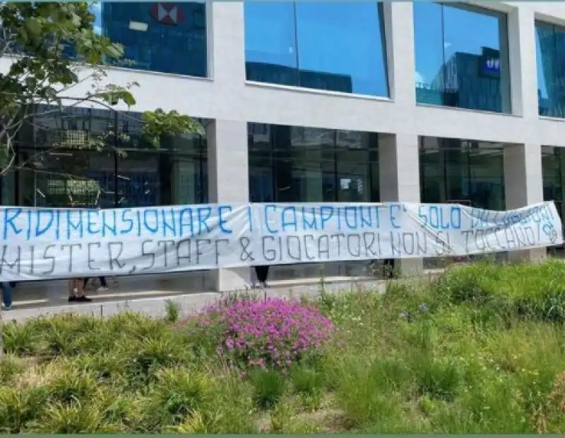 proteste tifosi sede inter conte