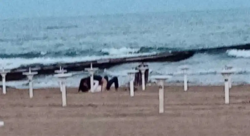 sesso sfrenato in spiaggia a jesolo