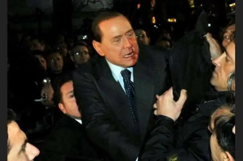 silvio berlusconi aggredito con una statuetta del duomo