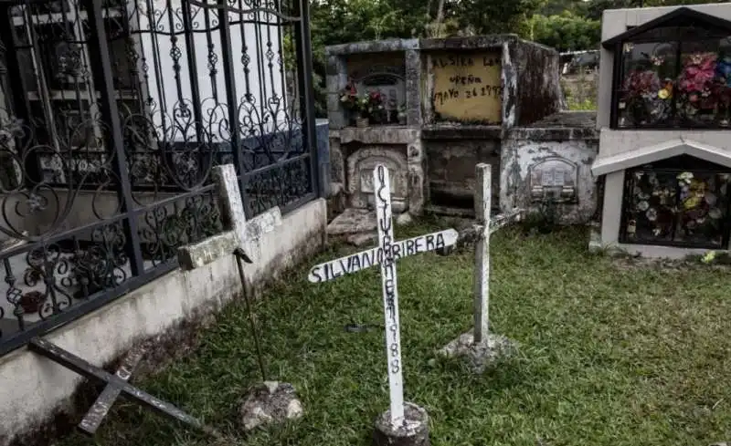 TOMBE E FOSSE COMUNI NEL CIMITERO DE LA GABARRA  