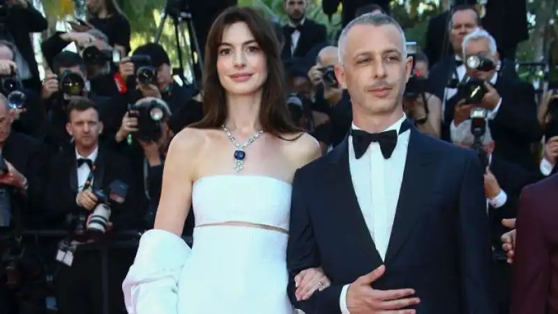 anne hathaway jeremy strong a cannes   prima di armageddon time 