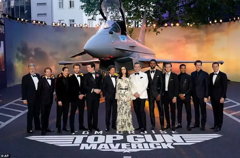 attori di top gun maverick