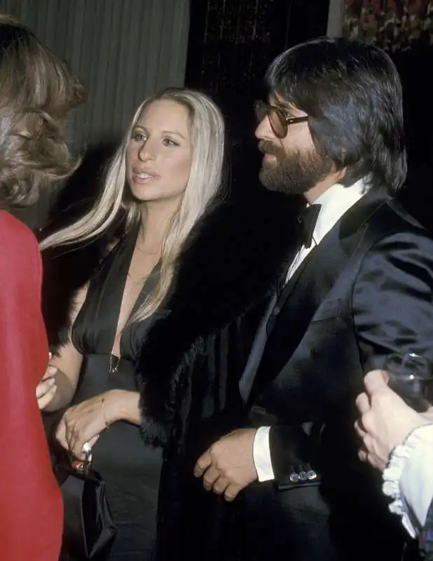 barbra streisand e jon peters by ron galella