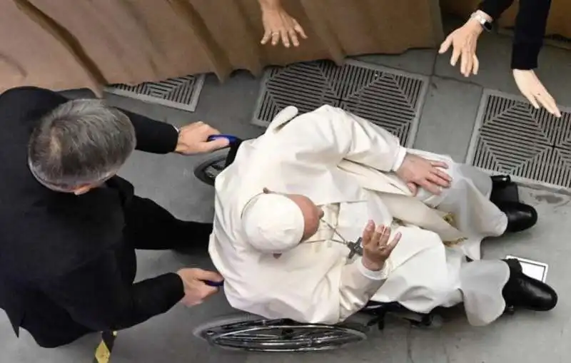 bergoglio in carrozzina   6