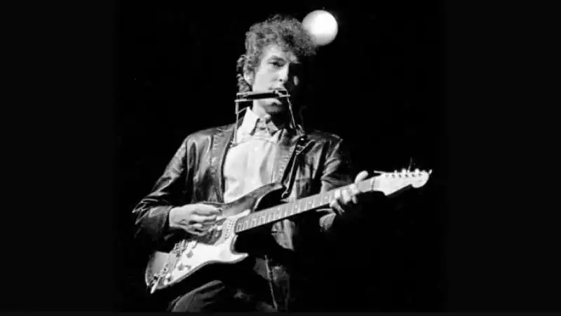 BOB DYLAN AL Newport Folk Festival CON LA CHITARRA ELETTRICA 