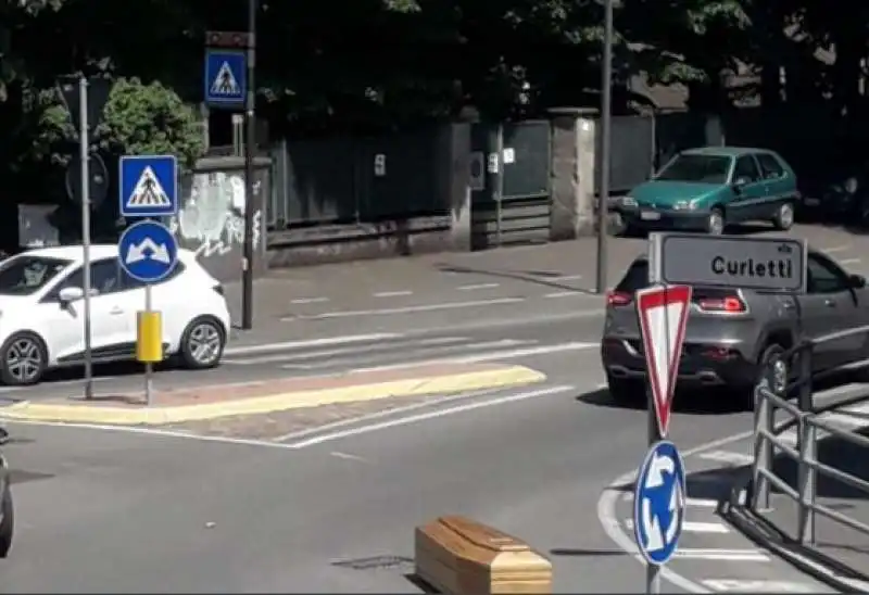 CARRO FUNEBRE PERDE LA BARA A TREVIGLIO (BERGAMO) 