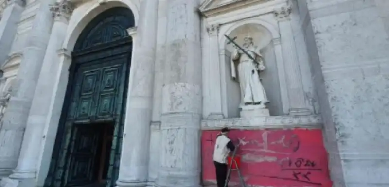 CHIESA REDENTORE SFREGIATA VENEZIA