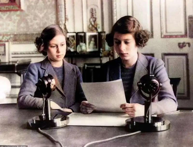  da sinistra la principessa margaret e elisabetta ii nella sua prima trasmissione per la bbc   13 ottobre 1940 