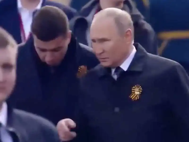 dmitry kovalev vladimir putin alla parata della vittoria   1