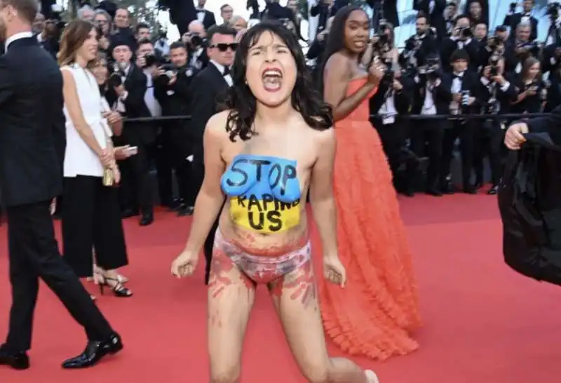 donna nuda sul red carpet di cannes   1